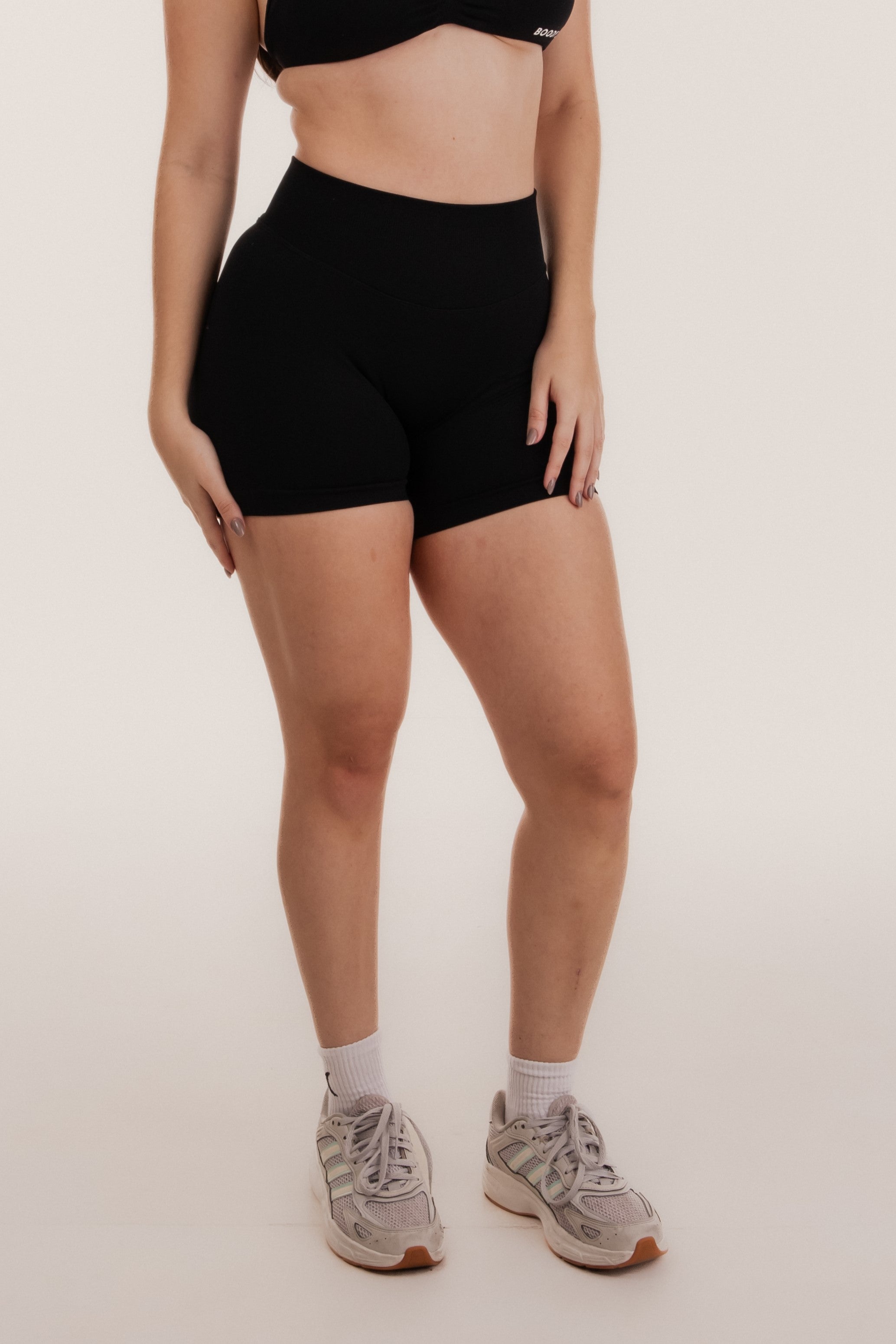 short fitness seamless alta compressão, estilo gringo ,  activewear,
lifting, empina bumbum na cor preto