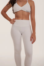 top fitness esportivo, athlesuire, activewear, seamless/sem costura, sustenção media,
 halter top na cor branca
