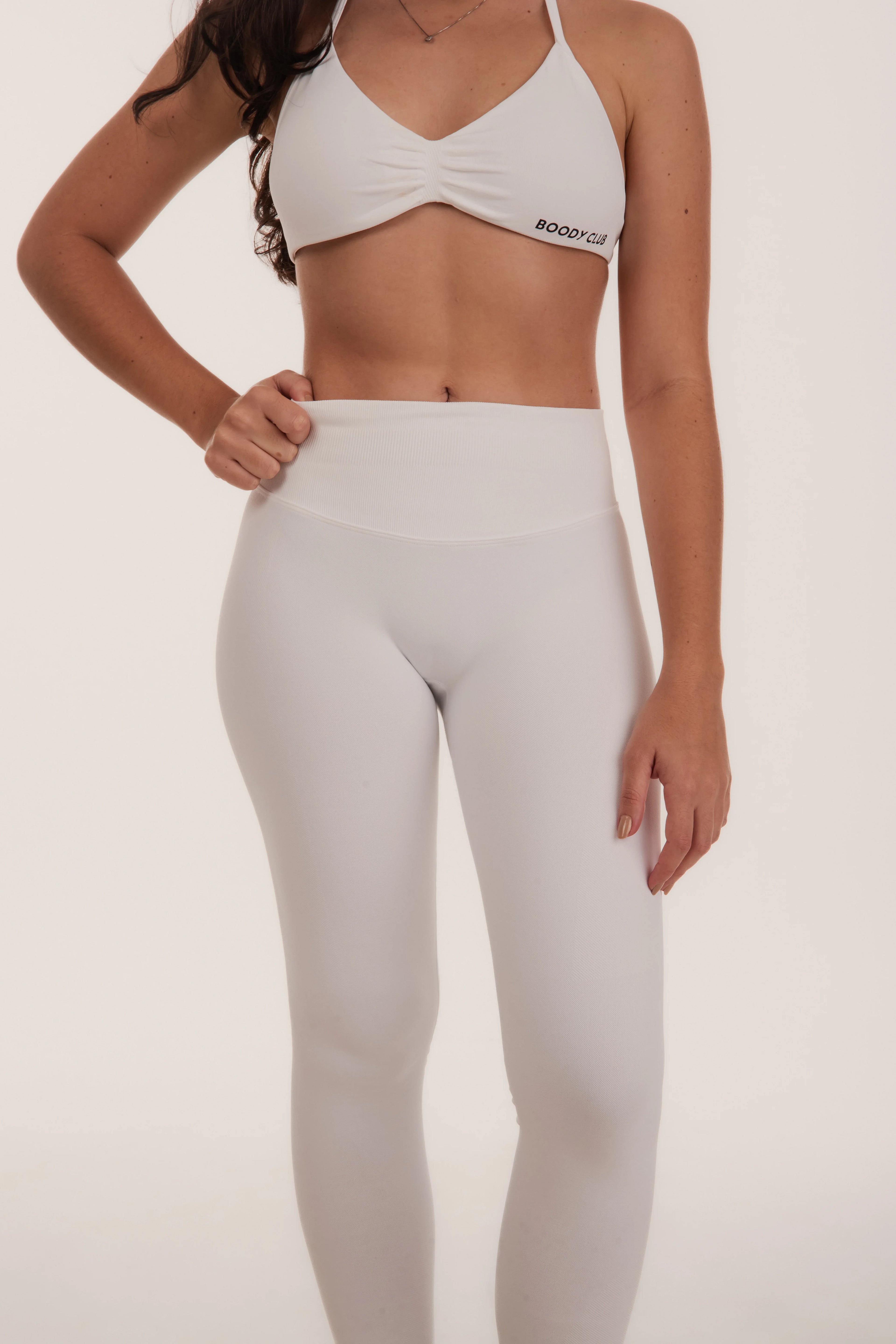 top fitness esportivo, athlesuire, activewear, seamless/sem costura, sustenção media,
 halter top na cor branca

